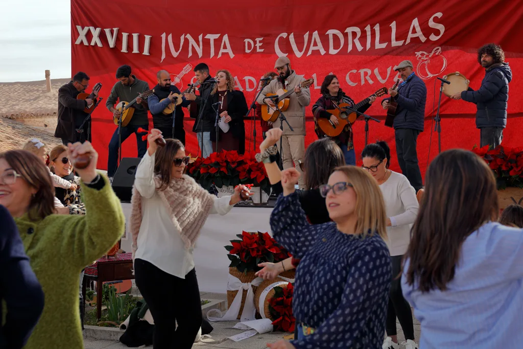 Actuación de la cuadrilla con la presentadora del evento