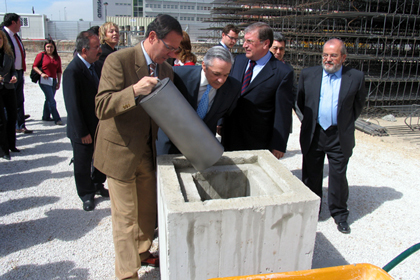 Alcalde de Murcia pone el cilindro en un bloque de hormigón