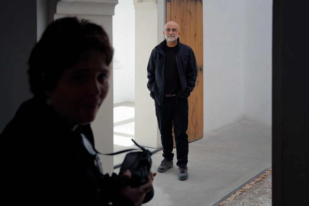 Buscando ángulos interesantes para retratar al escritor Jesús Núñez Perea