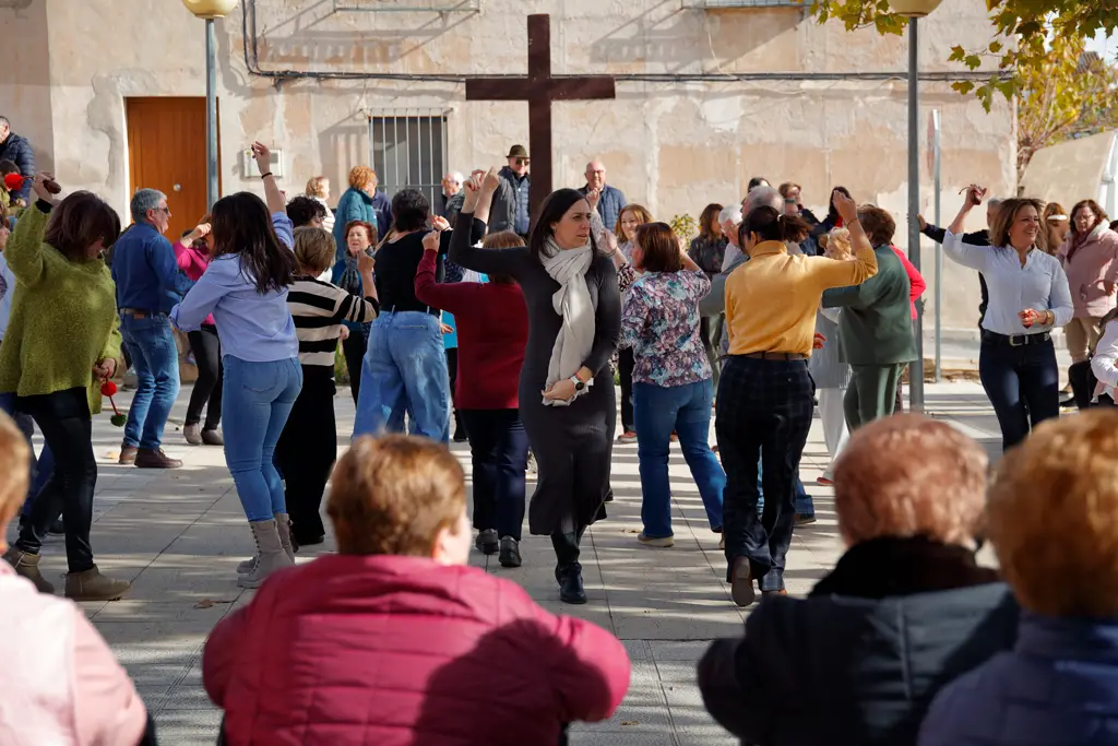 Vecinos bailando en la Plaza de la Cruz Vecinos bailando en la Plaza de la Cruz