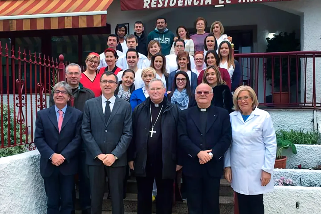 Ballesta visita la Residencia el Amparo en Santo Ángel