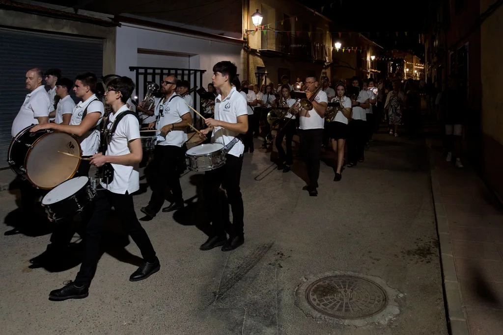Una banda musical de Moratalla acompaña la procesión.