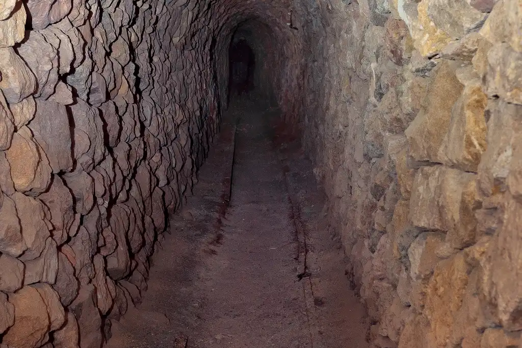 Cicatrices del tiempo - los antiguos raíles de las vagonetas de extracción Cicatrices del tiempo - los antiguos raíles de las vagonetas de extracción