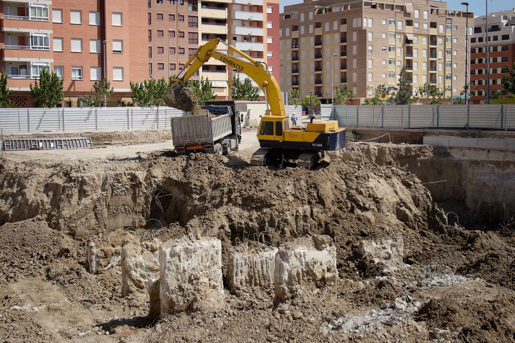 El desmonte del terreno para la construcción del cimento