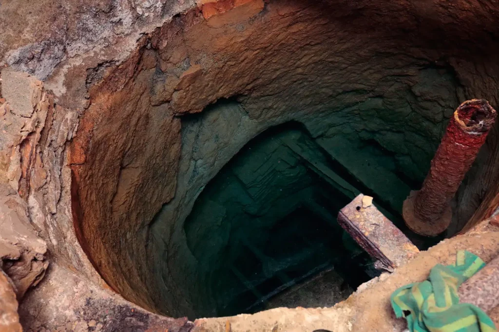 El agua estancada y el reflejo en la zona inundada del tercer nivel El agua estancada y el reflejo en la zona inundada del tercer nivel