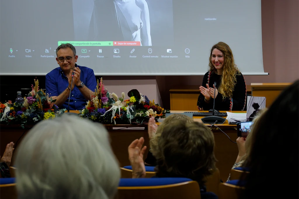Al final de la presentación, felicitaciones para Laura Cano