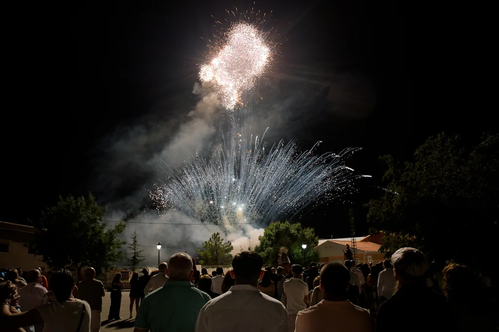 Un espectáculo castillo de fuegos artificiales cerca de la escuela.