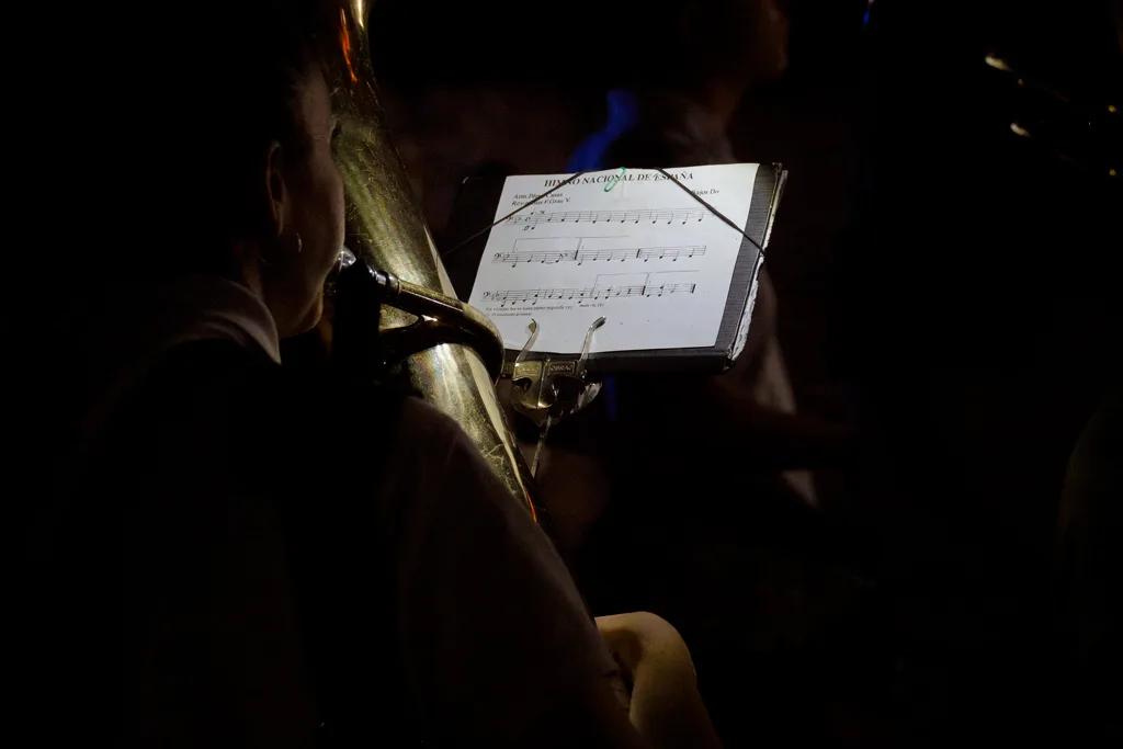 La banda toca el himno nacional.
