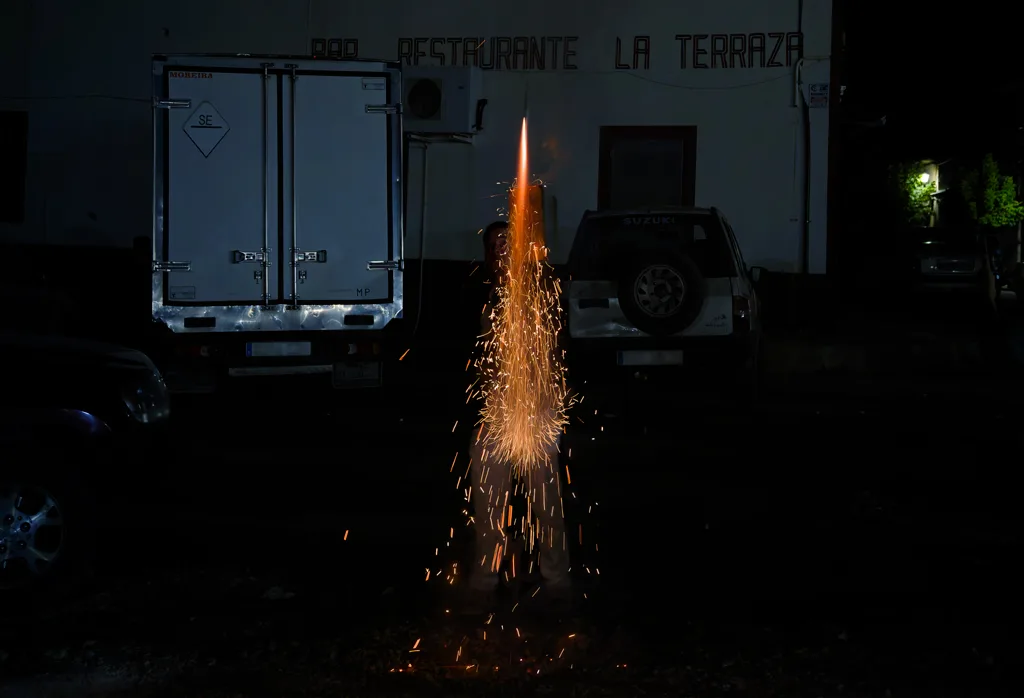 Se lanzan cohetes para marcar el punto en el que se encuentra la procesión en cada momento.