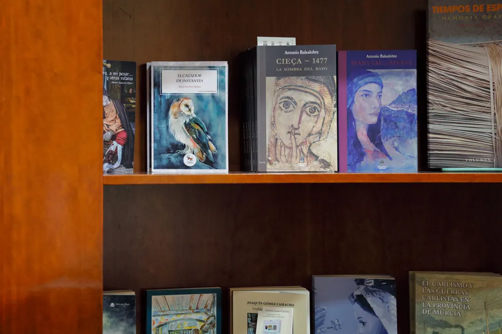 El Libro "Cazador de Instantes" en la entrada del Museo de Siyâsa