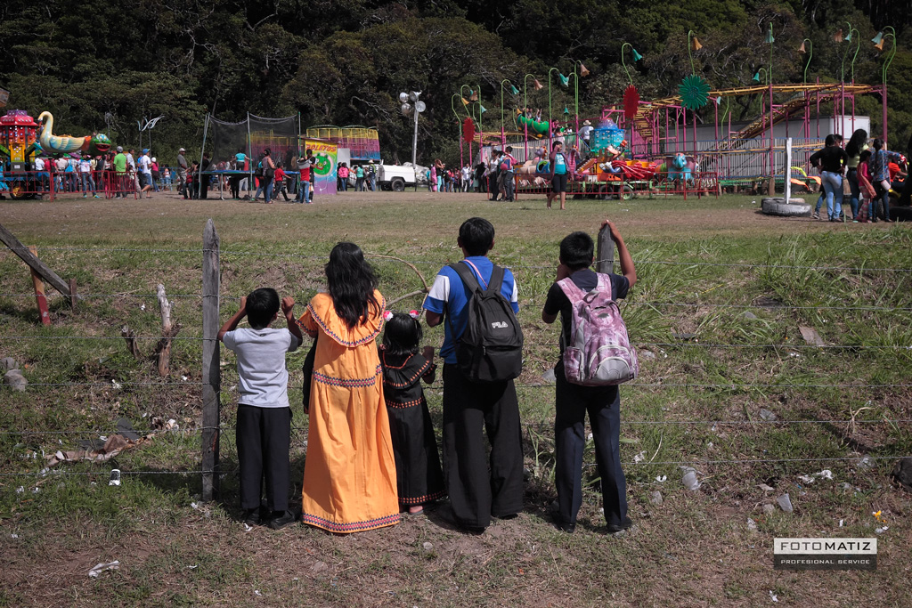 Indígenas viendo la feria