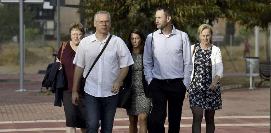 Patsy Visser-Freeman, madre de la jugadora holandesa de voleibol Ingrid Visser, acompañada por su hijo, el alcalde de la pedanía del Santo Ángel, Jerome van Passel Patsy Visser-Freeman, madre de la jugadora holandesa de voleibol Ingrid Visser, acompañada por su hijo, el alcalde de la pedanía del Santo Ángel, Jerome van Passel