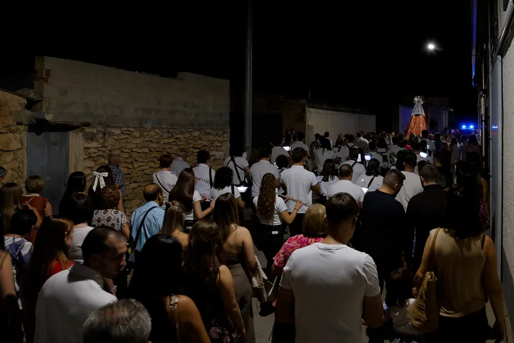 La procesión se dirige a la escuela.