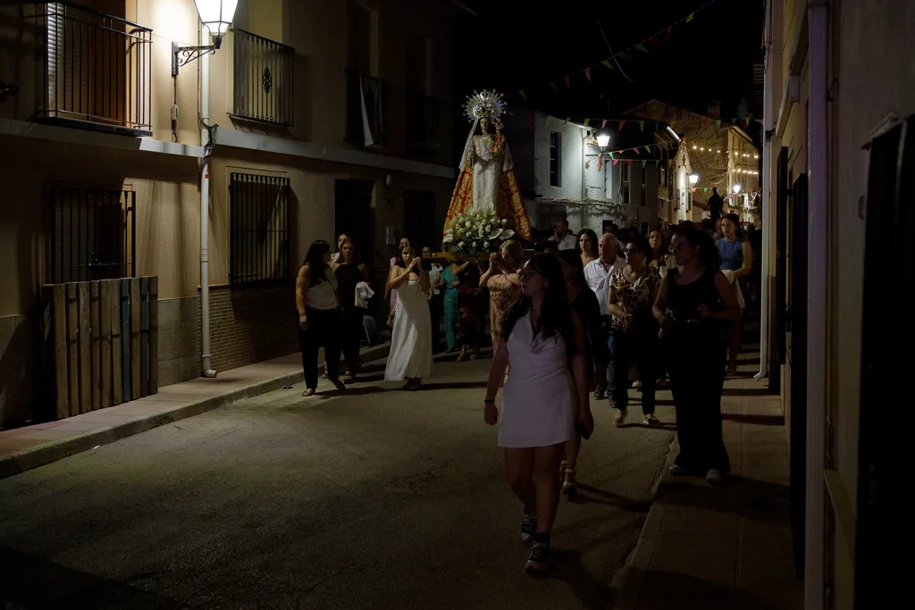 La Virgen de la Rogativa recorre la calle Mayor de El Sabinar.
