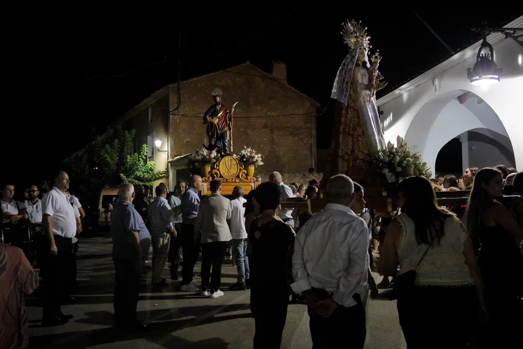 Dos tronos con los dos santos al salir de la iglesia.