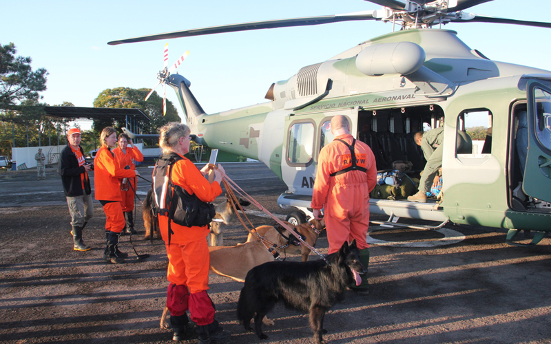 Jerome van Passel con el equipo rescate Jerome van Passel con el equipo rescate