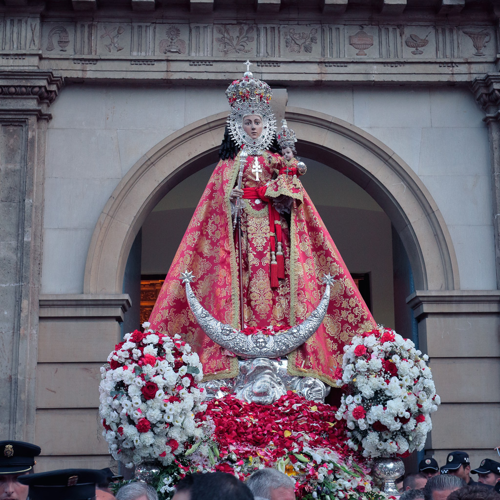 Fotografía de la Virgen de la Fuensanta a su salida de la Iglesia Arciprestal de Nuestra Señora del Carmen