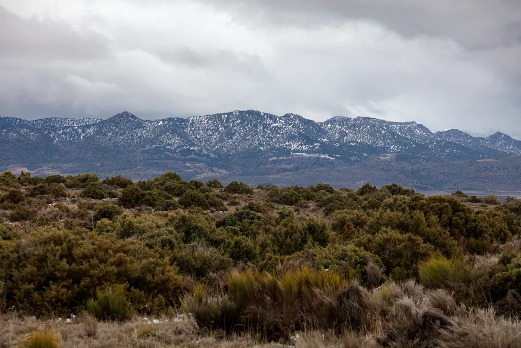 Vistas panorámicas de las montañas nevadas en Moratalla