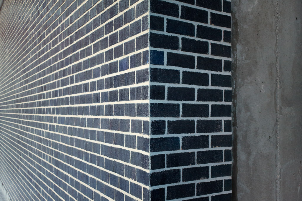 pared de ladrillos visto de tonalidad azul